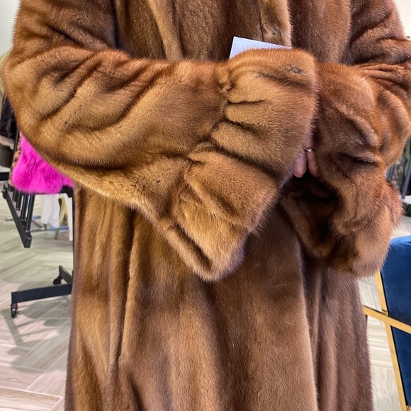 BEAUTIFUL BROWN MINK COAT! - Picture 14 of 16